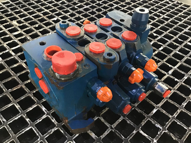 Liebherr Valve Block - Blok silinder: gambar 1 Liebherr Valve Block - Blok silinder: gambar 1