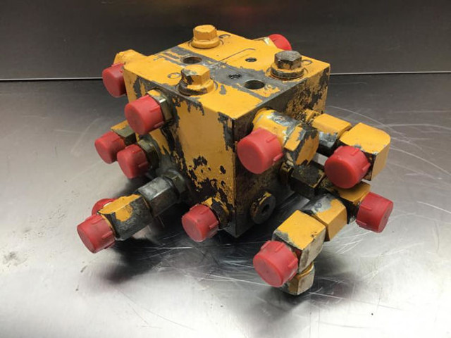 Liebherr Valve Distribution Block - Hidrolika: gambar 1 Liebherr Valve Distribution Block - Hidrolika: gambar 1