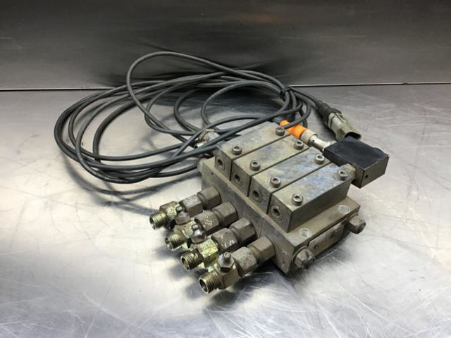 Liebherr Valve Distribution Block - Hidrolika: gambar 3 Liebherr Valve Distribution Block - Hidrolika: gambar 3