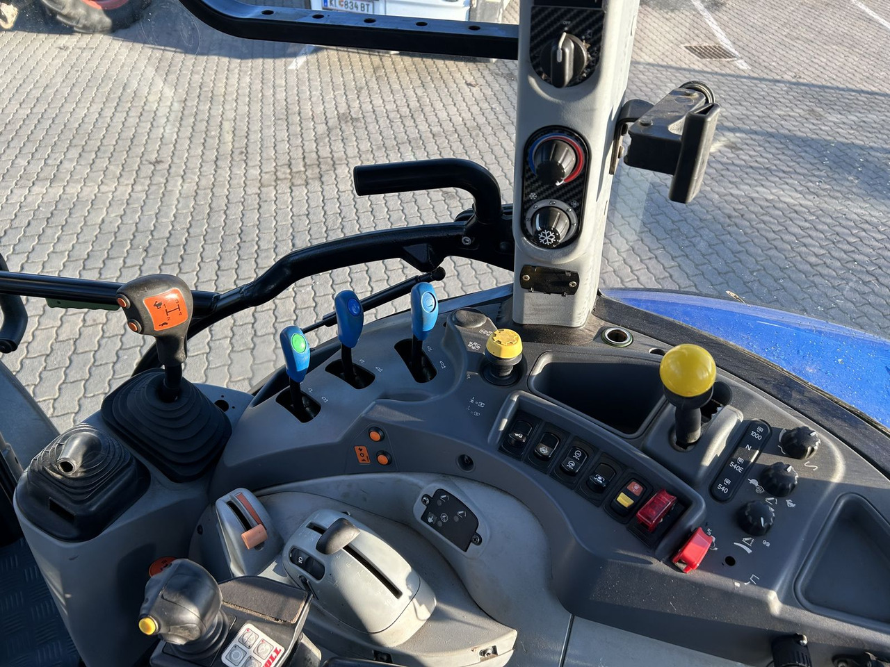New Holland T 5.105 - Traktor: gambar 3 New Holland T 5.105 - Traktor: gambar 3