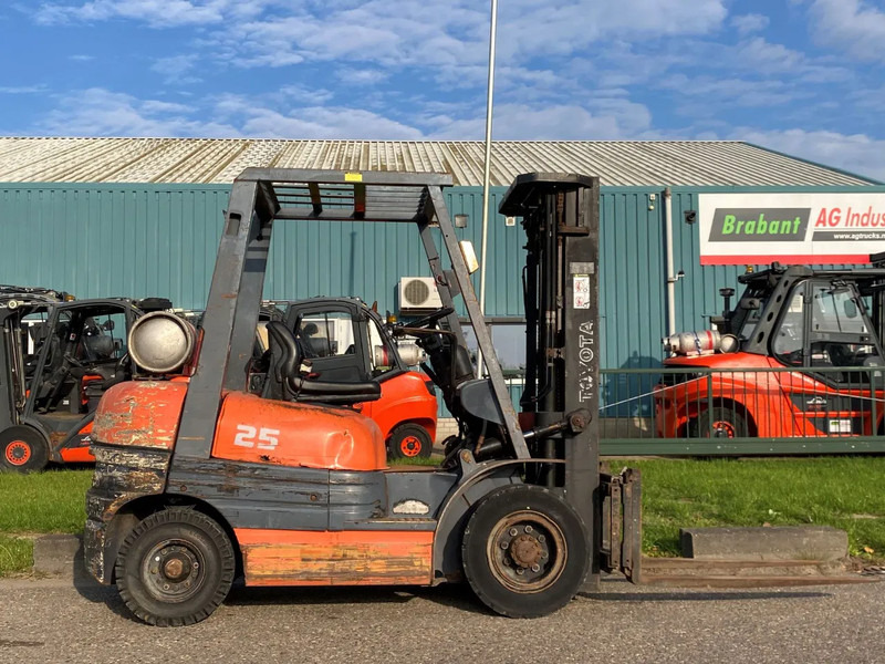 Toyota 42-6FGF25 - Forklift LPG: gambar 1 Toyota 42-6FGF25 - Forklift LPG: gambar 1
