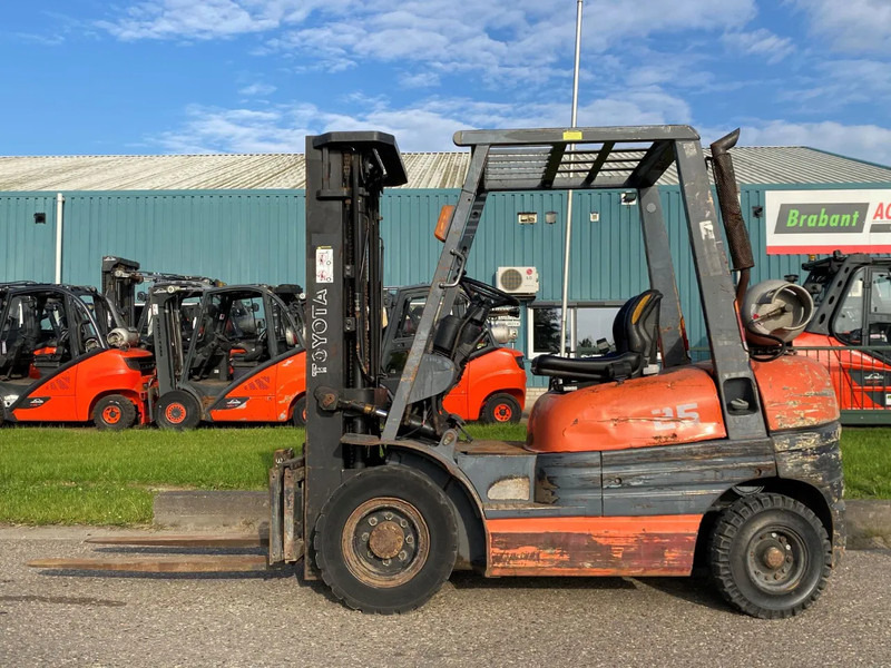 Toyota 42-6FGF25 - Forklift LPG: gambar 2 Toyota 42-6FGF25 - Forklift LPG: gambar 2