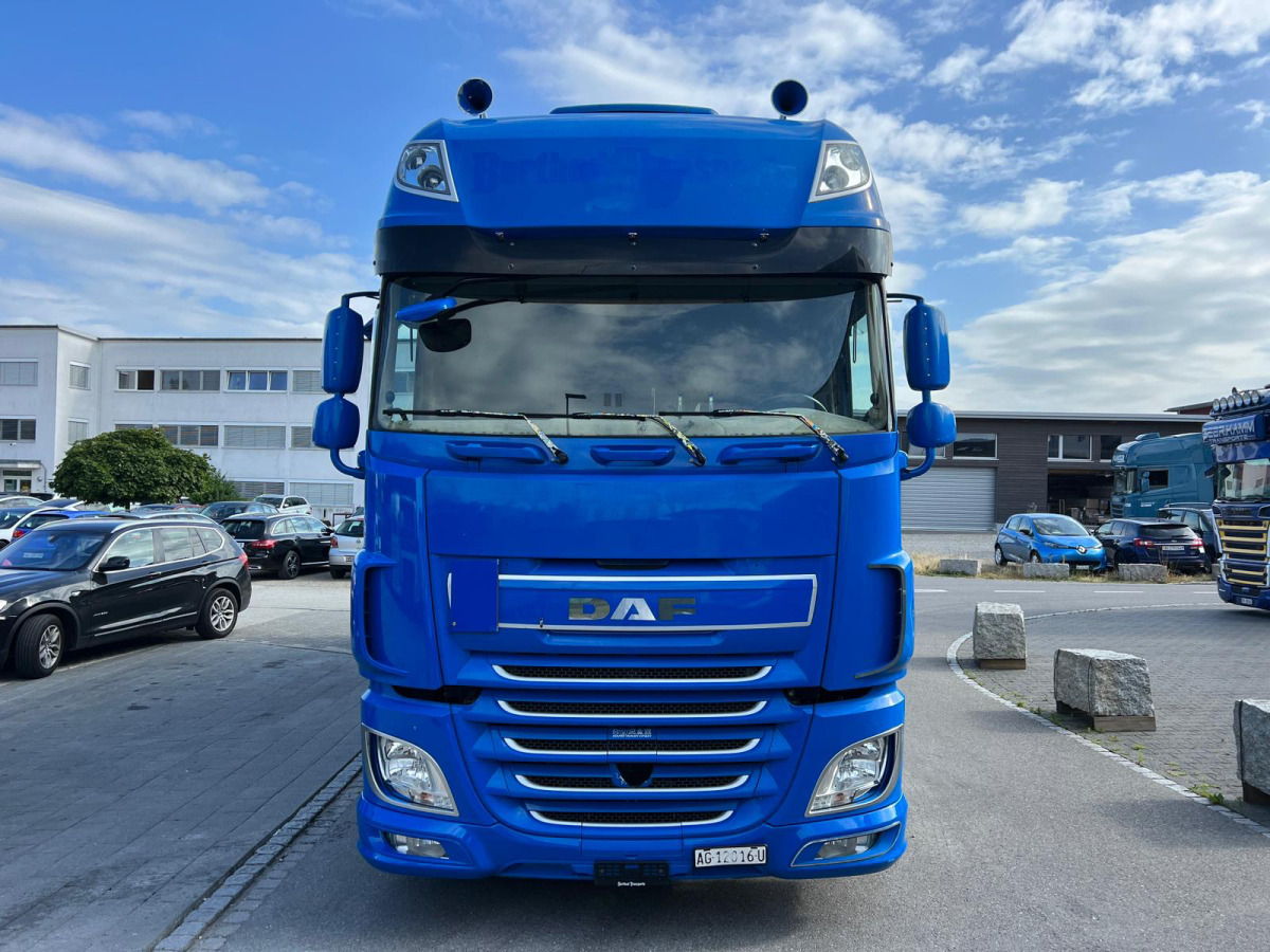 DAF XF510 6x2 - Truk dengan terpal samping: gambar 2 DAF XF510 6x2 - Truk dengan terpal samping: gambar 2