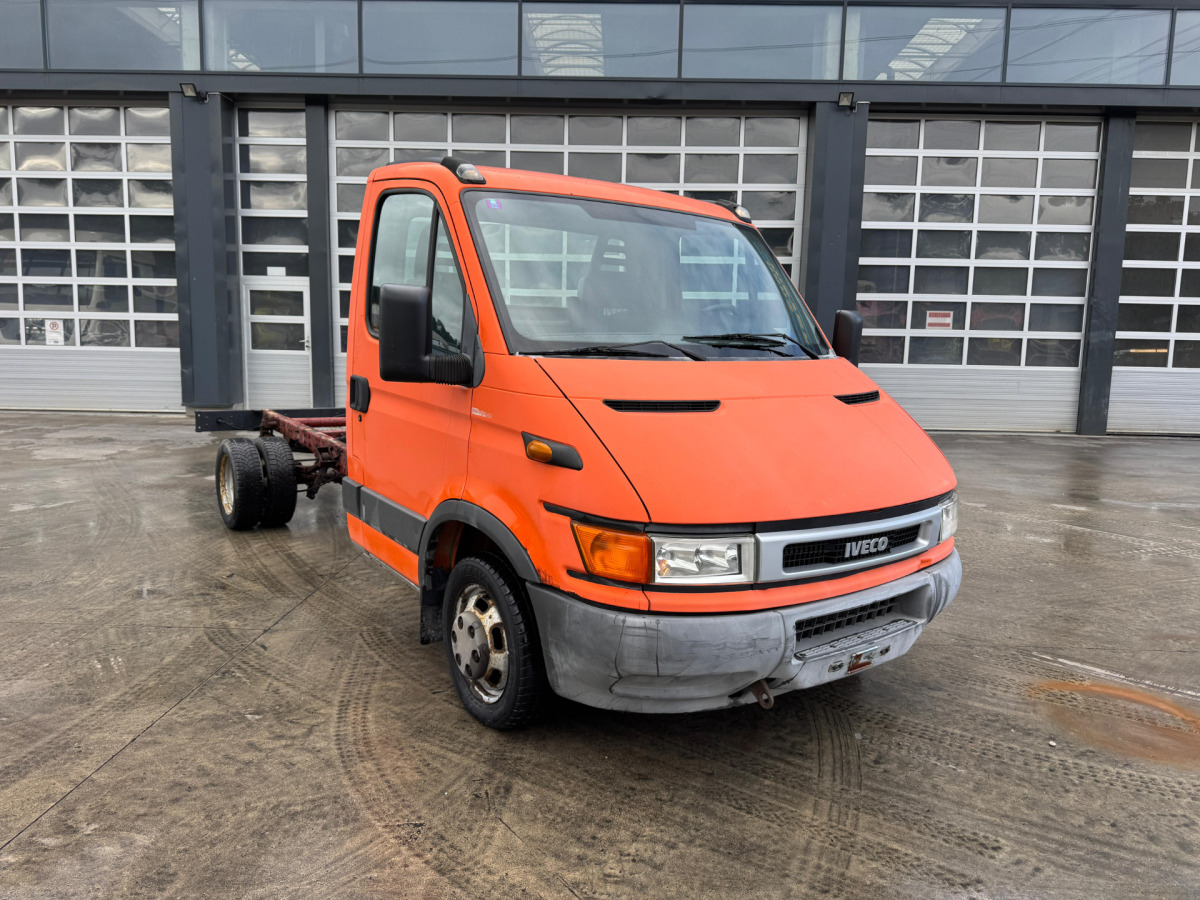 IVECO 35C12 4x2 - Truk sasis: gambar 2 IVECO 35C12 4x2 - Truk sasis: gambar 2