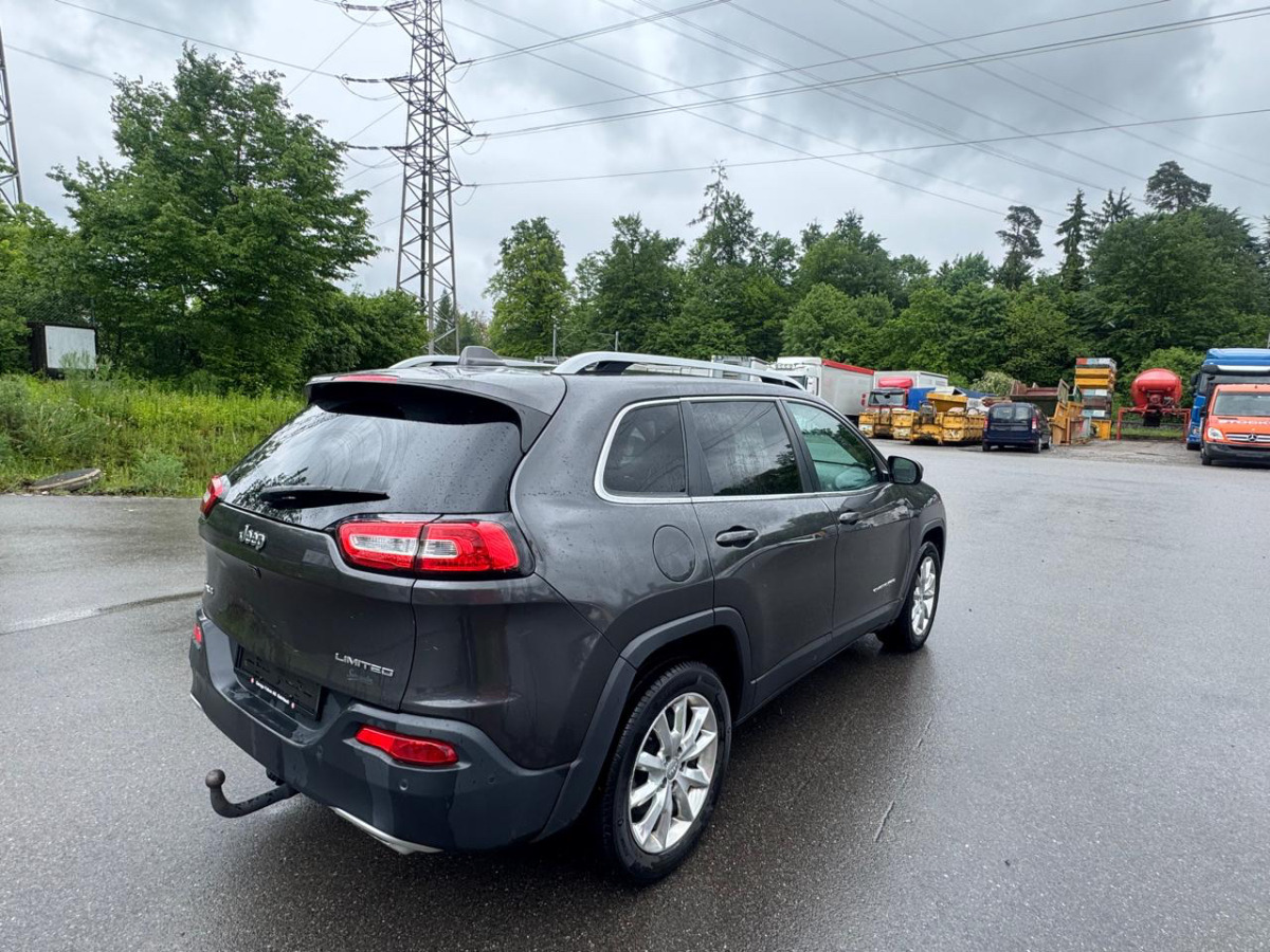 JEEP Cherokee 2.2 TD - Hatchback: gambar 4 JEEP Cherokee 2.2 TD - Hatchback: gambar 4