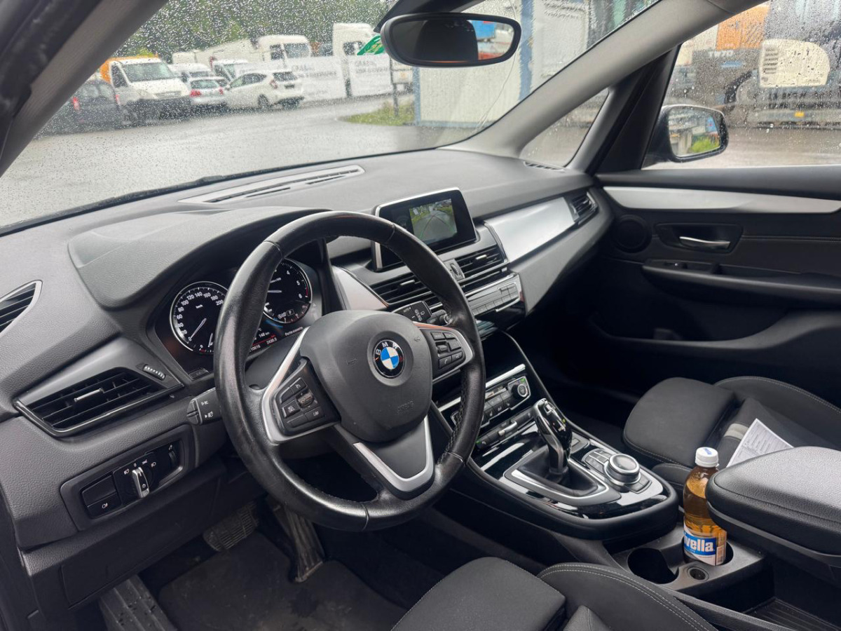 Hatchback Marke BMW 218d xDrive: gambar 9