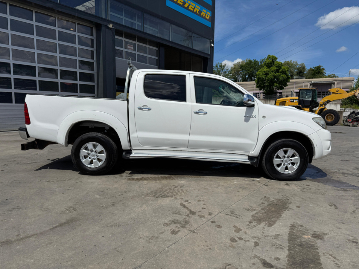 TOYOTA Hilux 3.0D 4WD - Truk pikap: gambar 4 TOYOTA Hilux 3.0D 4WD - Truk pikap: gambar 4