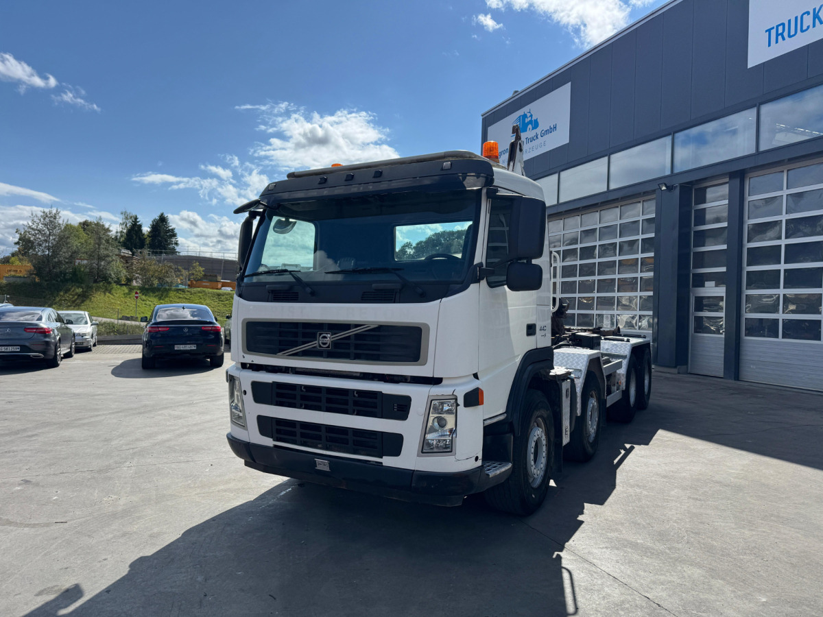 VOLVO FM-440 8x4 Hiab 25T AHK - Hook lift: gambar 1 VOLVO FM-440 8x4 Hiab 25T AHK - Hook lift: gambar 1