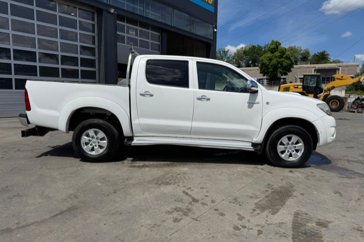 Toyota Hilux 3.0D 4WD - Van pengiriman: gambar 4 Toyota Hilux 3.0D 4WD - Van pengiriman: gambar 4