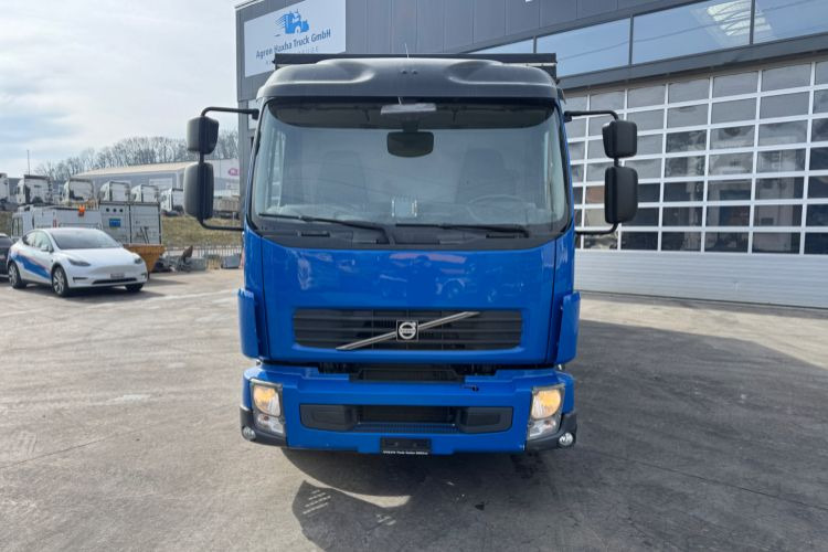 Volvo FLL-290 - Truk dengan terpal samping: gambar 2 Volvo FLL-290 - Truk dengan terpal samping: gambar 2