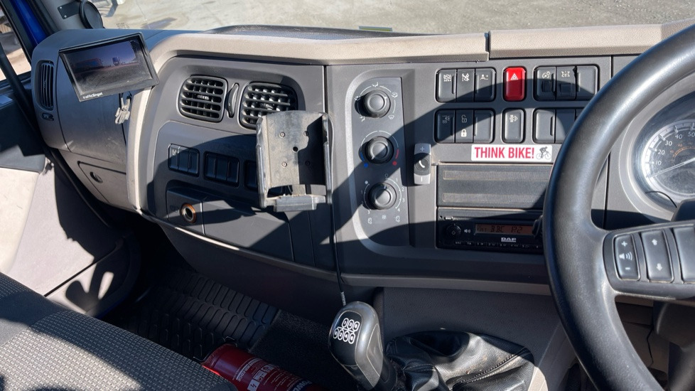 Truk flatbed DAF LF 150: gambar 15