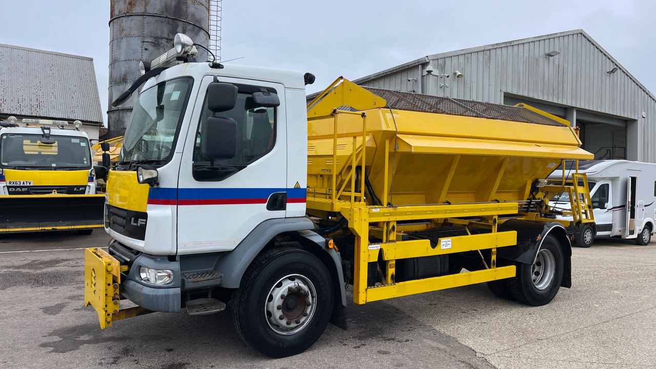 DAF LF 55.220 - Truk bajak salju: gambar 2 DAF LF 55.220 - Truk bajak salju: gambar 2