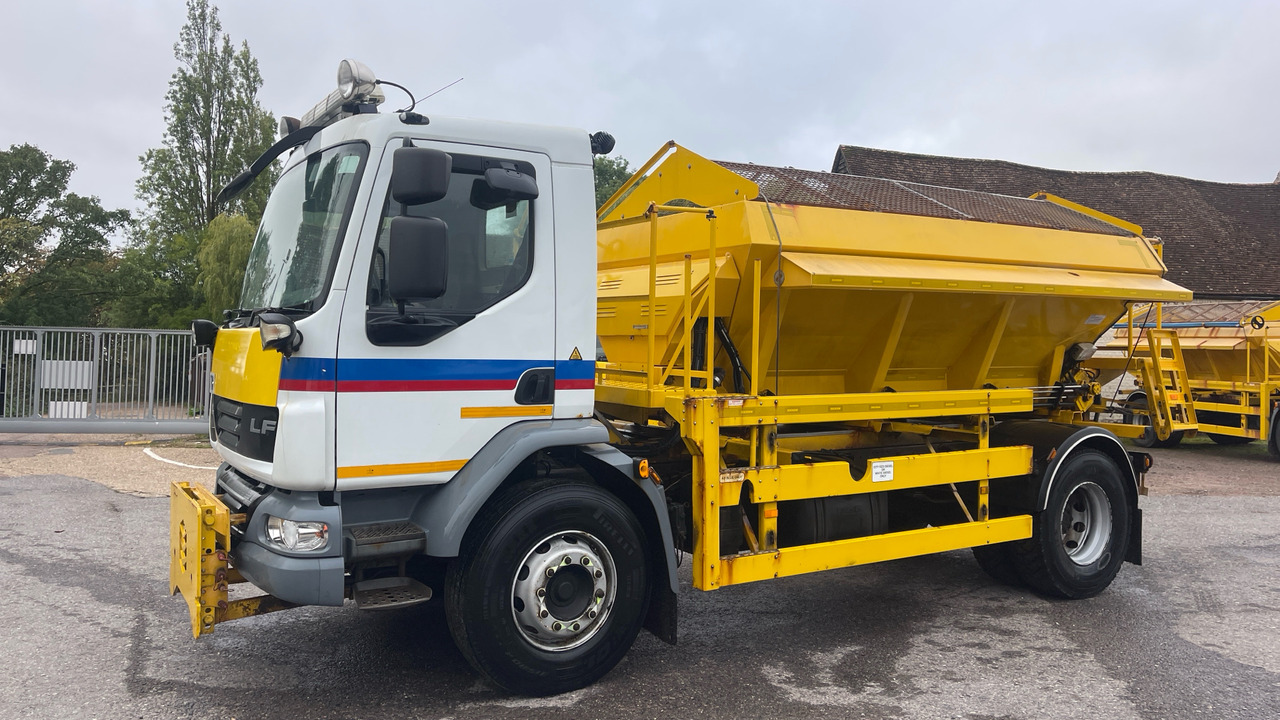 DAF LF 55.220 - Truk bajak salju: gambar 2 DAF LF 55.220 - Truk bajak salju: gambar 2