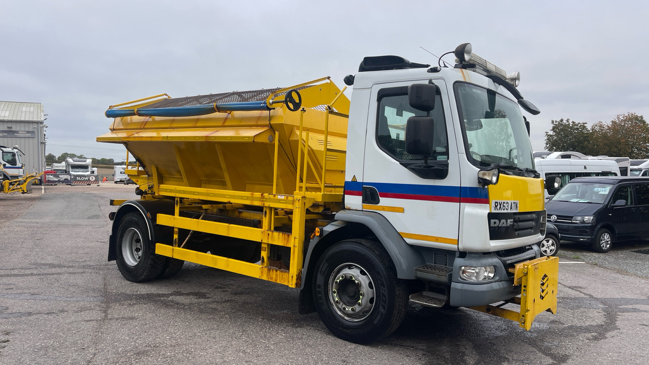 DAF LF 55.220 - Truk bajak salju: gambar 1 DAF LF 55.220 - Truk bajak salju: gambar 1