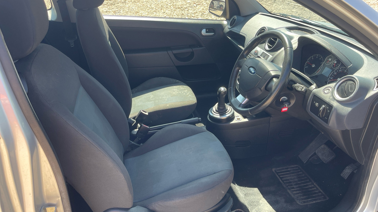FORD FIESTA 1.4 ZETEC - Hatchback: gambar 5 FORD FIESTA 1.4 ZETEC - Hatchback: gambar 5