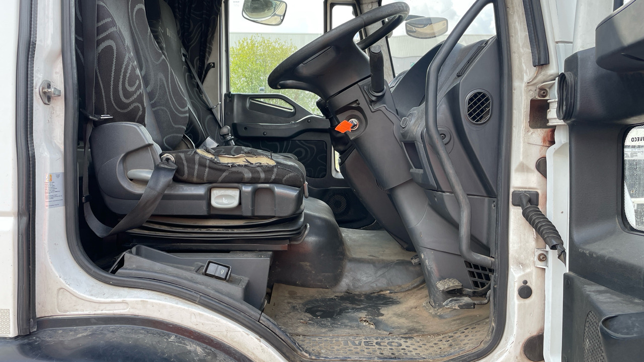 IVECO EUROCARGO 120E18 - Truk dengan terpal samping: gambar 5 IVECO EUROCARGO 120E18 - Truk dengan terpal samping: gambar 5