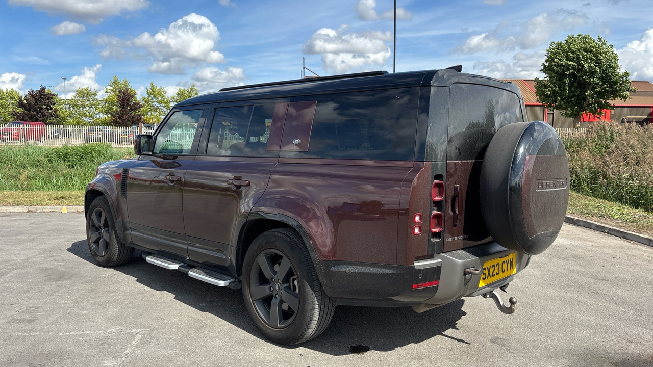LAND ROVER DEFENDER 3.0 D300 X-Dynamic HSE 130 - Mobil SUV: gambar 3 LAND ROVER DEFENDER 3.0 D300 X-Dynamic HSE 130 - Mobil SUV: gambar 3
