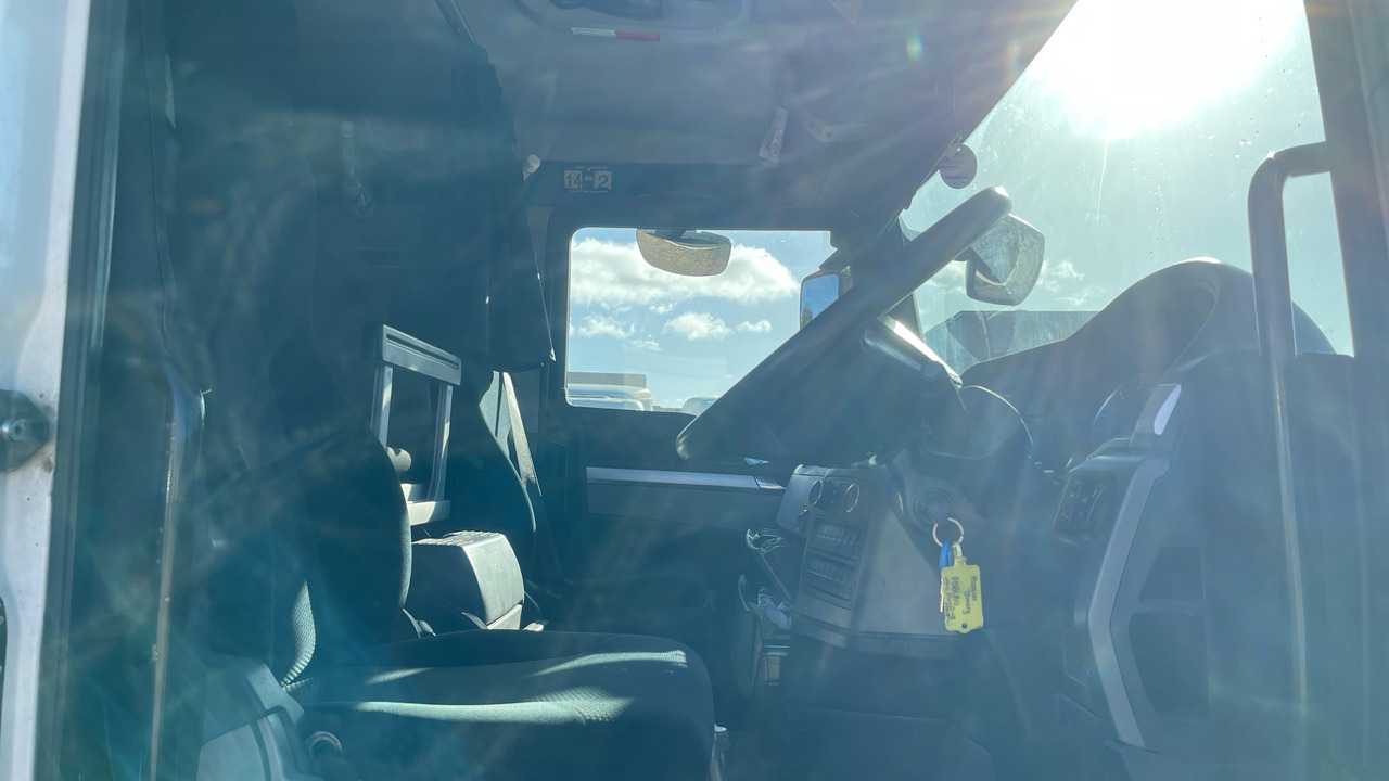 MAN TGX 18.400 - Truk dengan terpal samping: gambar 5 MAN TGX 18.400 - Truk dengan terpal samping: gambar 5