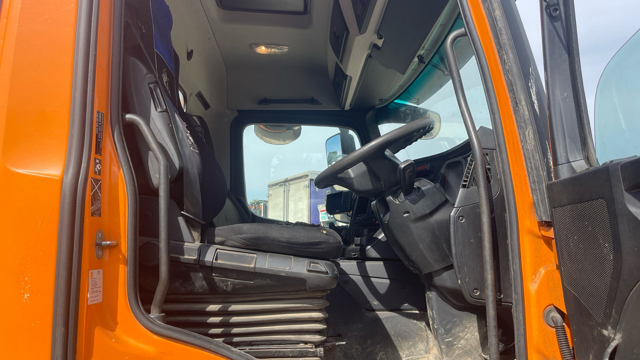 Mercedes-Benz Arocs 1824 - Truk skip loader: gambar 5 Mercedes-Benz Arocs 1824 - Truk skip loader: gambar 5