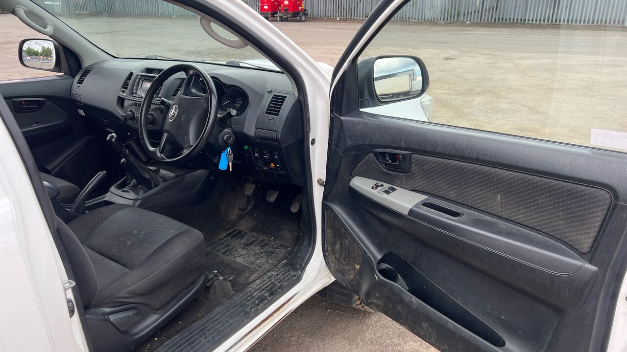 TOYOTA HILUX 2.5 144PS - Truk pikap: gambar 5 TOYOTA HILUX 2.5 144PS - Truk pikap: gambar 5