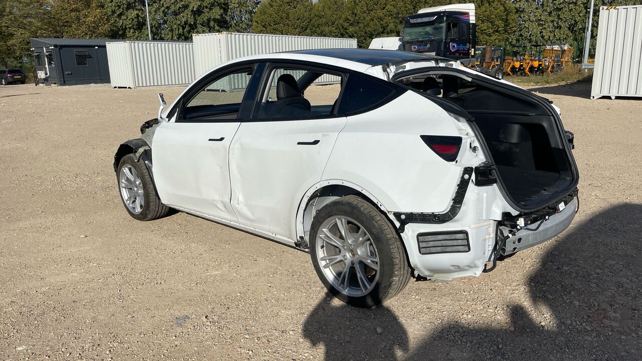 Tesla Model Y LONG RANGE AWD - Hatchback: gambar 3 Tesla Model Y LONG RANGE AWD - Hatchback: gambar 3