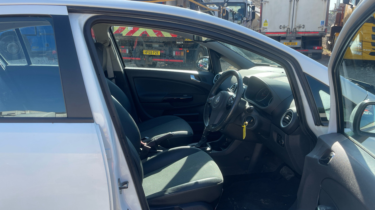 VAUXHALL CORSA 1.4I - Hatchback: gambar 5 VAUXHALL CORSA 1.4I - Hatchback: gambar 5