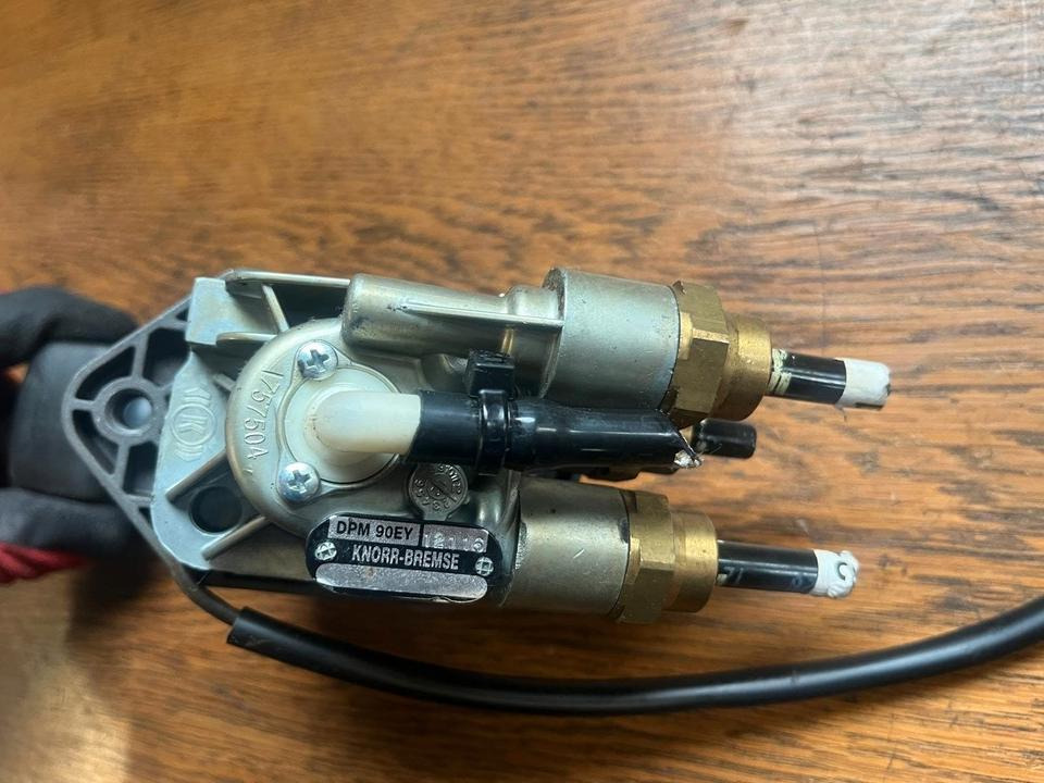 IVECO Stralis KNORR-BREMSE Bremsventil Handbremsventil DPM90EY - Katup rem untuk Truk: gambar 2 IVECO Stralis KNORR-BREMSE Bremsventil Handbremsventil DPM90EY - Katup rem untuk Truk: gambar 2