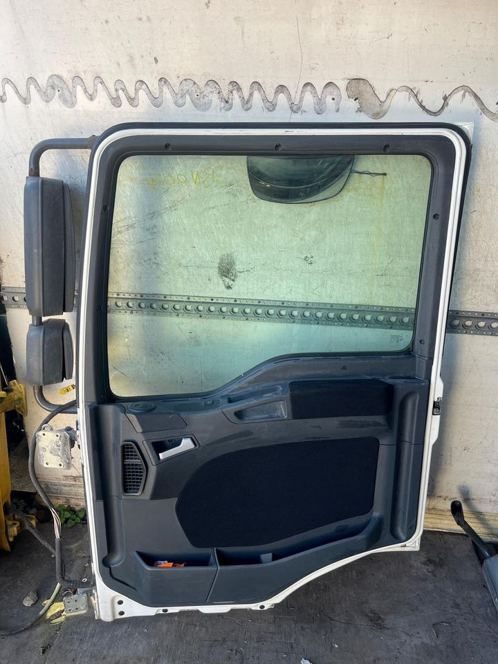 MAN TGM 18.340 Beifahrertür Tür rechts weiß mit Spiegel RN004 - Pintu dan bagian untuk Truk: gambar 2 MAN TGM 18.340 Beifahrertür Tür rechts weiß mit Spiegel RN004 - Pintu dan bagian untuk Truk: gambar 2