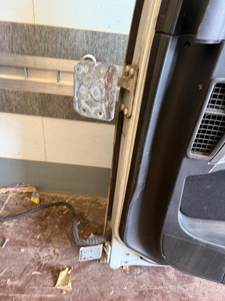 MAN TGX Beifahrertür Weiß Innenverkleidung LN 67 - Pintu dan bagian untuk Truk: gambar 3 MAN TGX Beifahrertür Weiß Innenverkleidung LN 67 - Pintu dan bagian untuk Truk: gambar 3