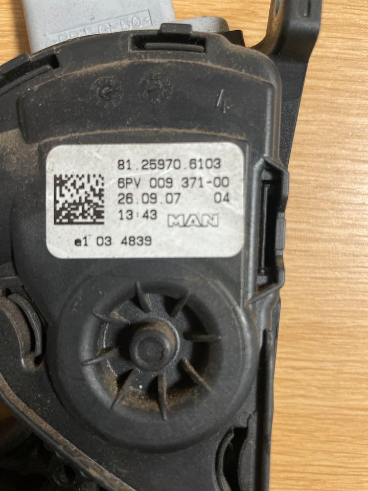 MAN TGX Gaspedal 81.259706103 - Pedal untuk Truk: gambar 2 MAN TGX Gaspedal 81.259706103 - Pedal untuk Truk: gambar 2