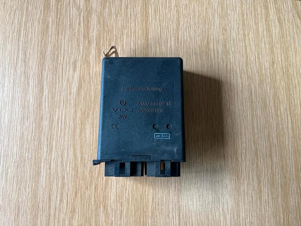 Mercedes VDO Funkfernbedienung Steuergerät A 000 446 02 18 - ECU untuk Truk: gambar 1 Mercedes VDO Funkfernbedienung Steuergerät A 000 446 02 18 - ECU untuk Truk: gambar 1