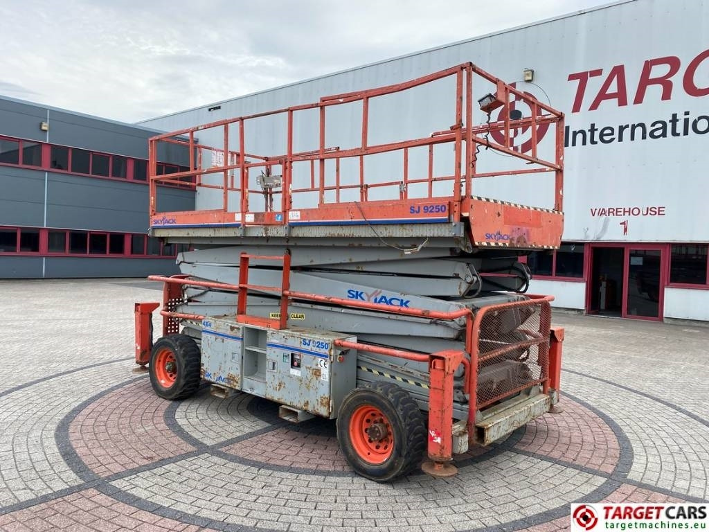 SkyJack SJ9250 RT Diesel Scissor Work Lift 1720cm - Scissor lifts: gambar 4 SkyJack SJ9250 RT Diesel Scissor Work Lift 1720cm - Scissor lifts: gambar 4