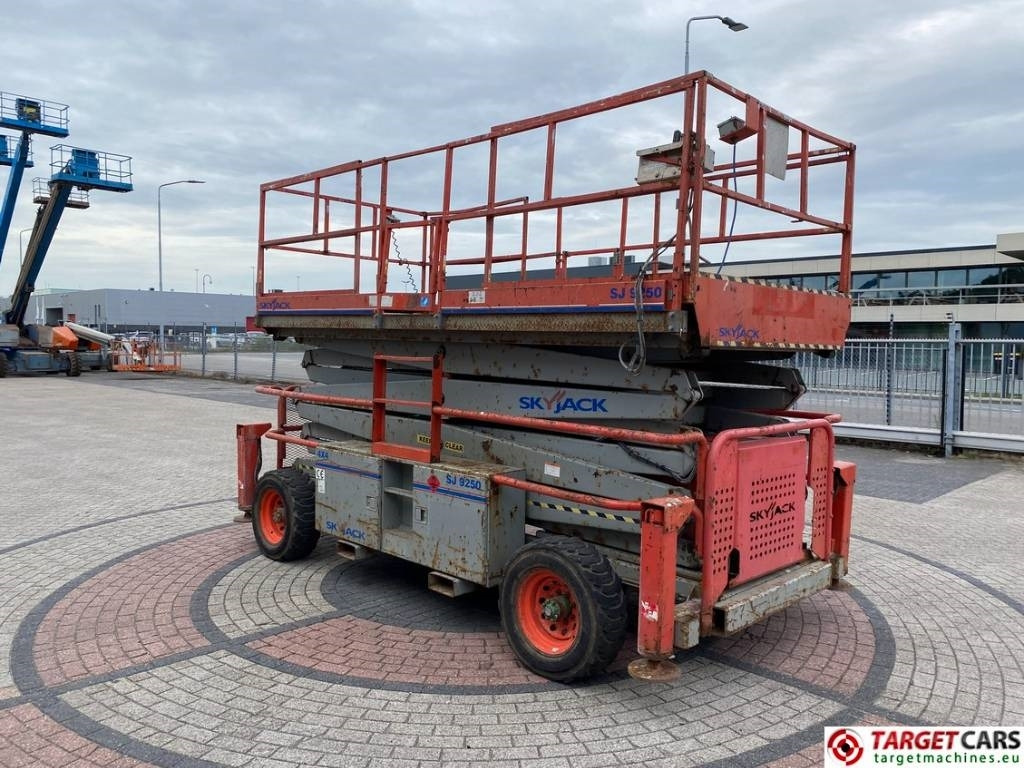 SkyJack SJ9250 RT Diesel Scissor Work Lift 1720cm - Scissor lifts: gambar 2 SkyJack SJ9250 RT Diesel Scissor Work Lift 1720cm - Scissor lifts: gambar 2