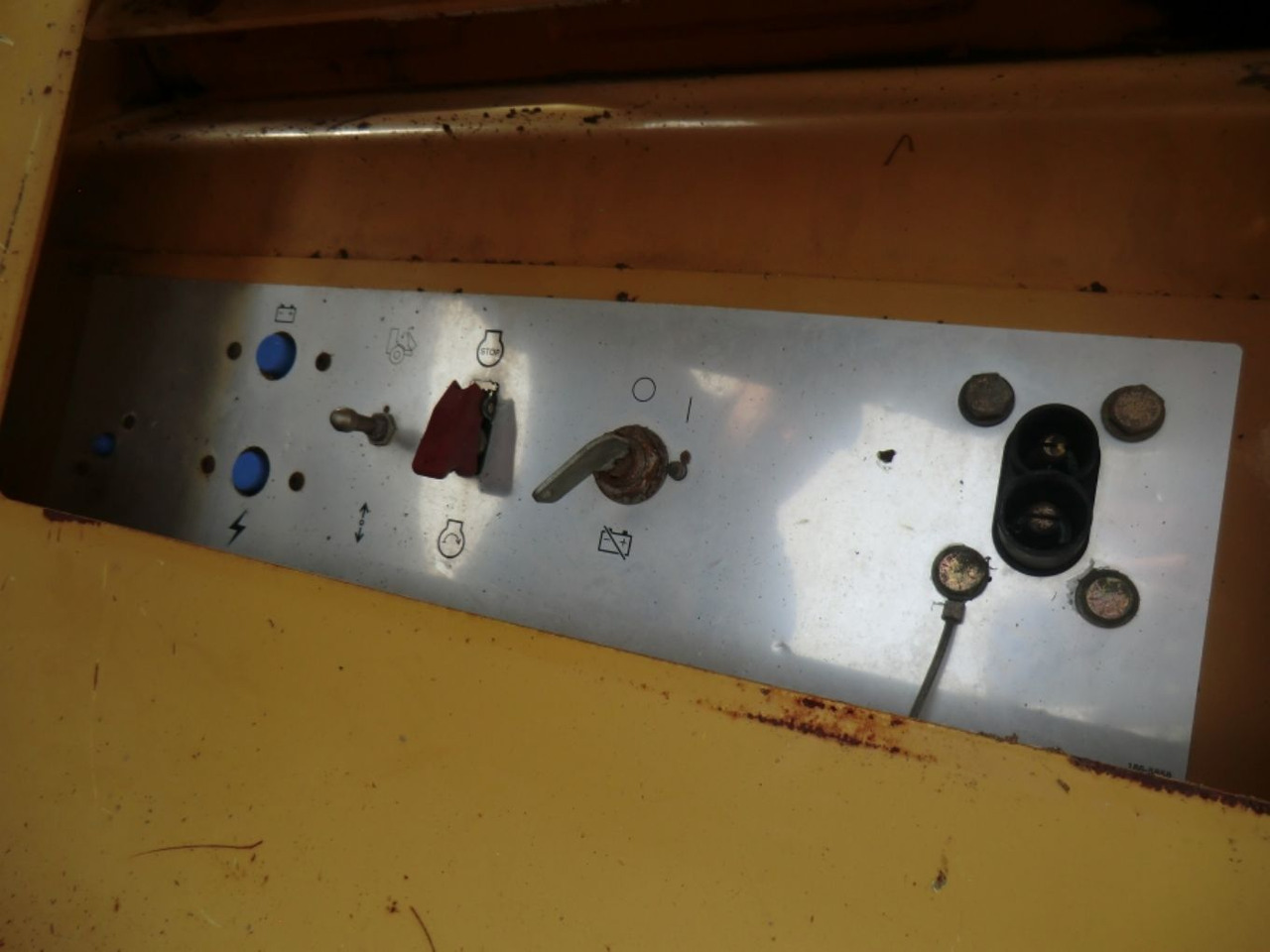 Caterpillar 735 Serbatotio olio idraulico, completo di porta batterie, quadro elettrico. - Tangki hidrolik untuk Peralatan konstruksi: gambar 1 Caterpillar 735 Serbatotio olio idraulico, completo di porta batterie, quadro elettrico. - Tangki hidrolik untuk Peralatan konstruksi: gambar 1