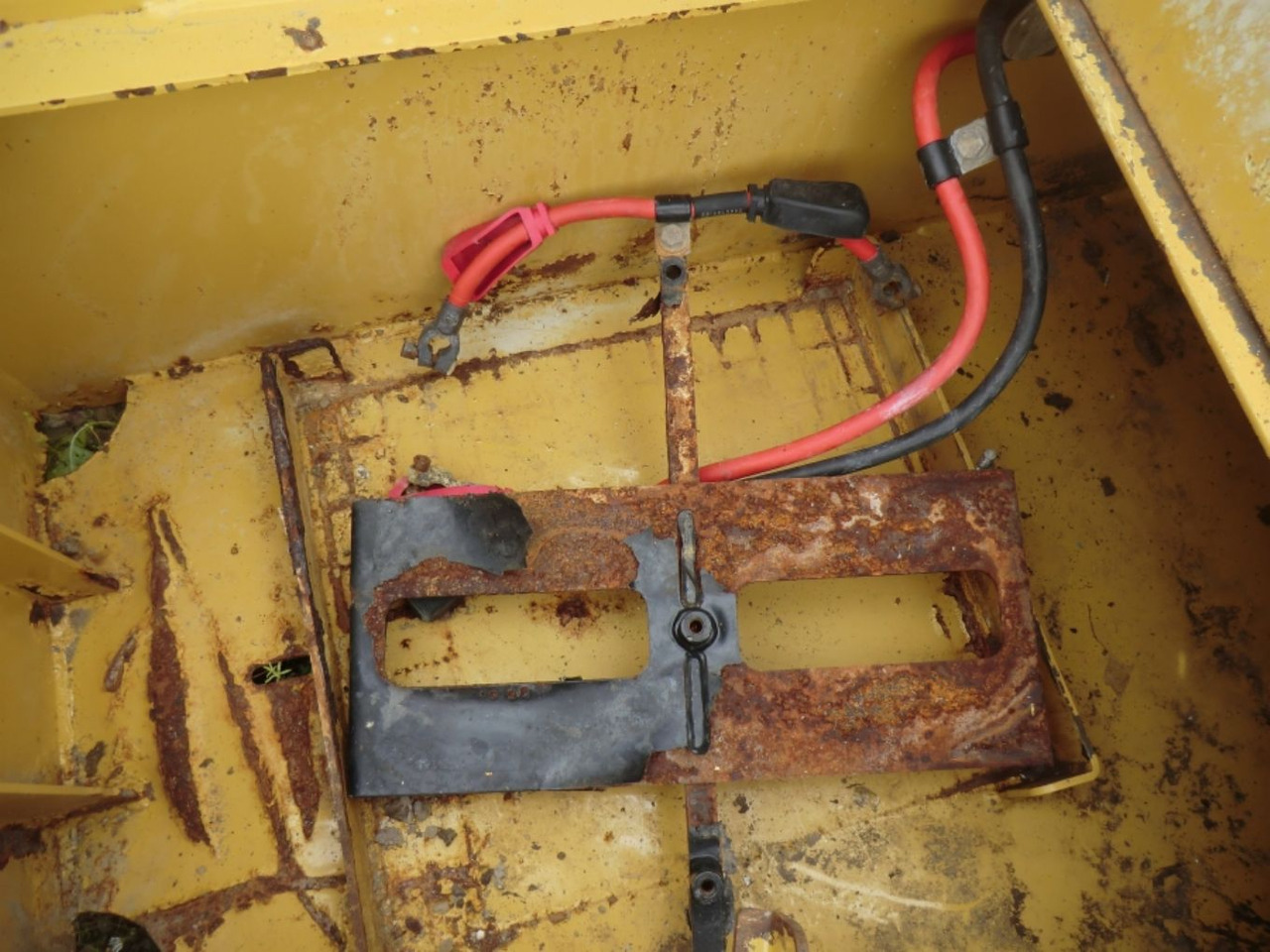 Caterpillar 735 Serbatotio olio idraulico, completo di porta batterie, quadro elettrico. - Tangki hidrolik untuk Peralatan konstruksi: gambar 5 Caterpillar 735 Serbatotio olio idraulico, completo di porta batterie, quadro elettrico. - Tangki hidrolik untuk Peralatan konstruksi: gambar 5