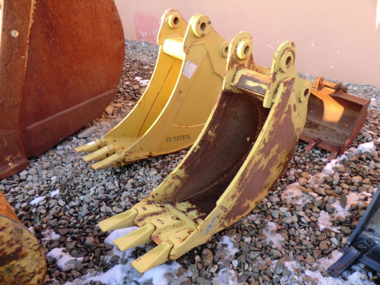 Caterpillar E70 Benna con denti, larghezza mm 350 - Ember ekskavator: gambar 1 Caterpillar E70 Benna con denti, larghezza mm 350 - Ember ekskavator: gambar 1