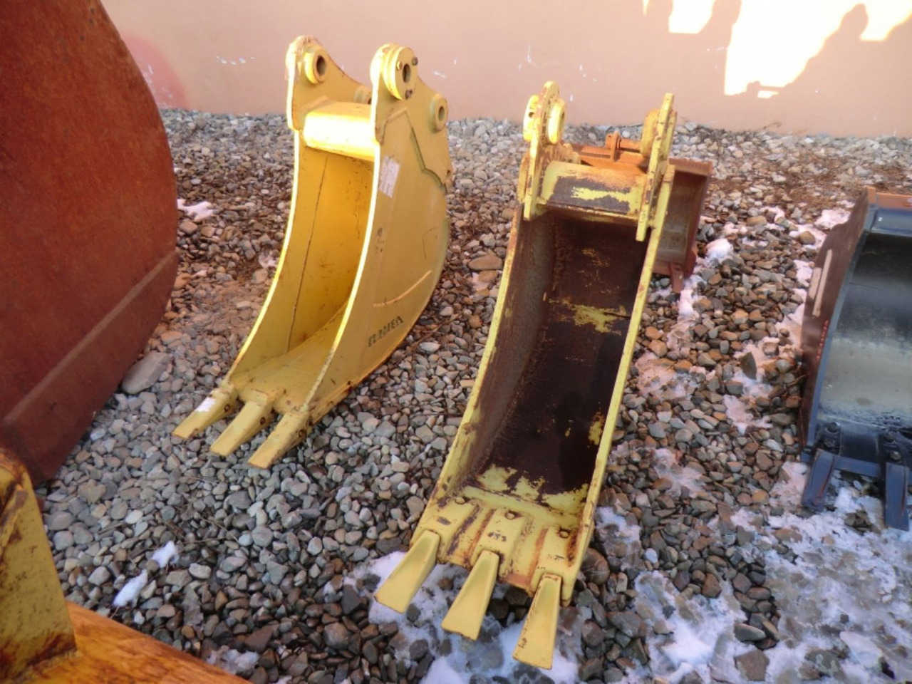 Caterpillar E70 Benna con denti, larghezza mm 350 - Ember ekskavator: gambar 5 Caterpillar E70 Benna con denti, larghezza mm 350 - Ember ekskavator: gambar 5
