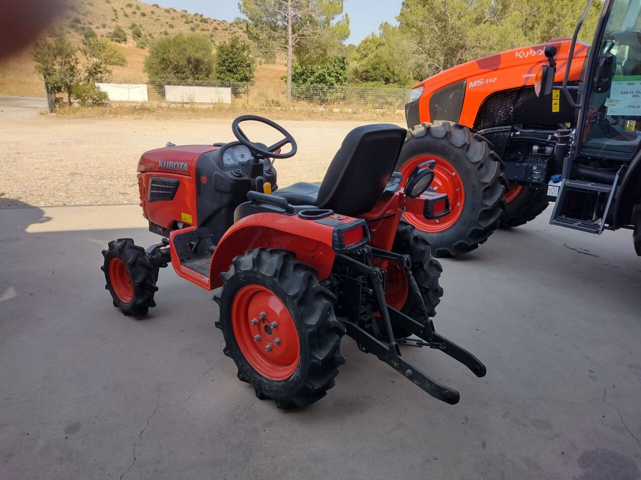 Kubota B1220 - Traktor kompak: gambar 1 Kubota B1220 - Traktor kompak: gambar 1