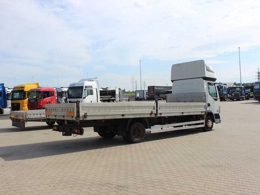 DAF LF 45.180, SLEEPING BODY, EURO 3, TIRES 80% - Truk flatbed: gambar 4 DAF LF 45.180, SLEEPING BODY, EURO 3, TIRES 80% - Truk flatbed: gambar 4