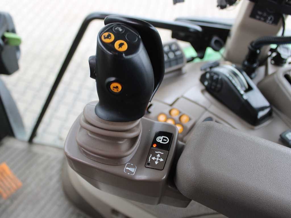 Traktor John Deere 5125R JOHN DEERE: gambar 12 Traktor John Deere 5125R JOHN DEERE: gambar 12