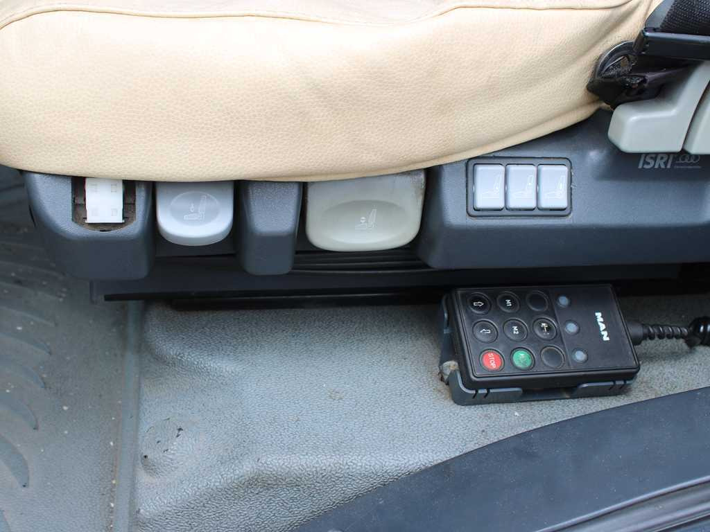 Truk berpendingin MAN TGL 12.210, EURO 4, HYDRAULIC FRONT, CARRIER SUPRA 850 Mt, 2X EVAPORATOR: gambar 13 Truk berpendingin MAN TGL 12.210, EURO 4, HYDRAULIC FRONT, CARRIER SUPRA 850 Mt, 2X EVAPORATOR: gambar 13