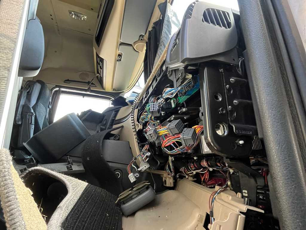 Mercedes-Benz Actros 2542, 6X2 + PANAV TVK18M - Truk dengan terpal samping: gambar 4 Mercedes-Benz Actros 2542, 6X2 + PANAV TVK18M - Truk dengan terpal samping: gambar 4