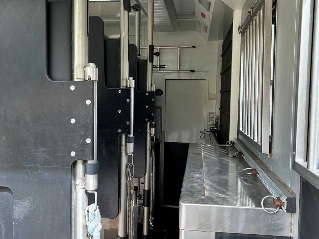 Volvo STX FL, FOR 6 PEOPLE, FOR TRANSPORTING FIVE HORSES, CAMERA, 2X HYDRAULIC FRONT - Truk pengangkut kuda: gambar 5 Volvo STX FL, FOR 6 PEOPLE, FOR TRANSPORTING FIVE HORSES, CAMERA, 2X HYDRAULIC FRONT - Truk pengangkut kuda: gambar 5