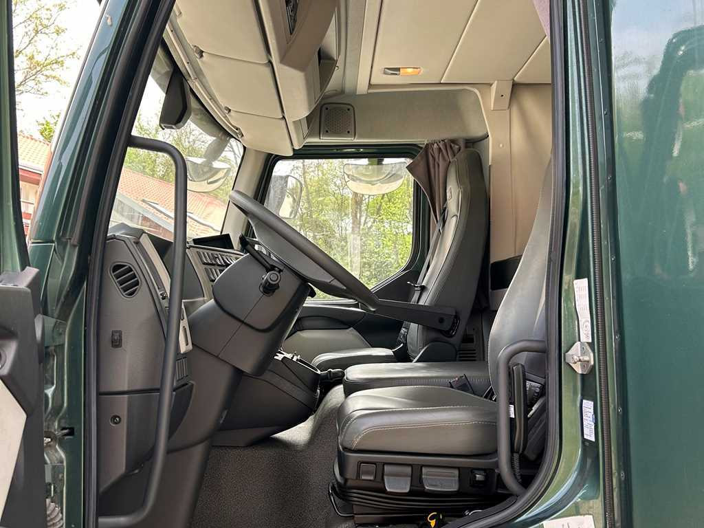 Volvo STX FL, FOR 6 PEOPLE, FOR TRANSPORTING FIVE HORSES, CAMERA, 2X HYDRAULIC FRONT - Truk pengangkut kuda: gambar 3 Volvo STX FL, FOR 6 PEOPLE, FOR TRANSPORTING FIVE HORSES, CAMERA, 2X HYDRAULIC FRONT - Truk pengangkut kuda: gambar 3