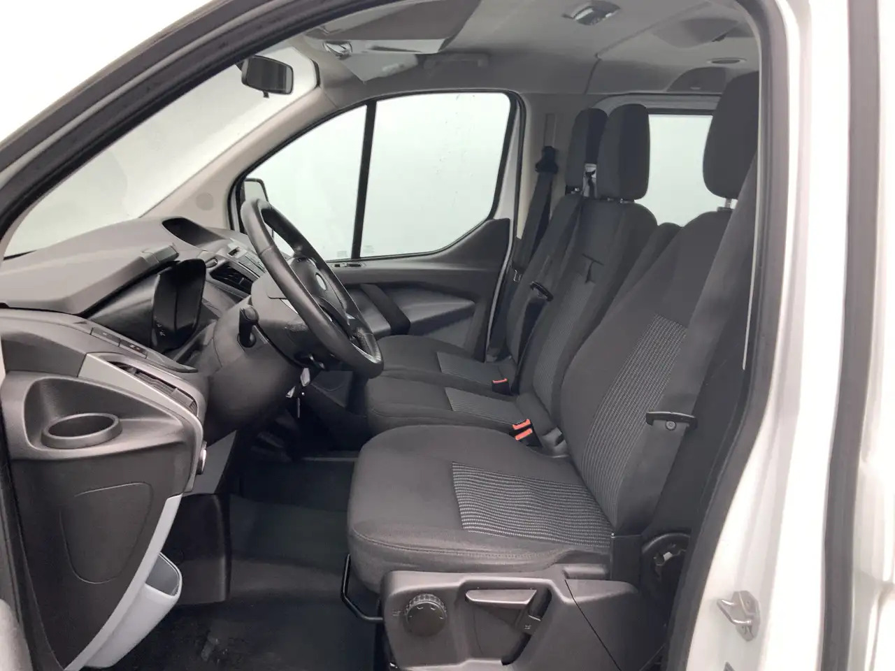 Ford Transit Custom 300 2.2 TDCI L2H1 (11000,- ex btw /ex bpm)Trend - Van penumpang: gambar 4 Ford Transit Custom 300 2.2 TDCI L2H1 (11000,- ex btw /ex bpm)Trend - Van penumpang: gambar 4