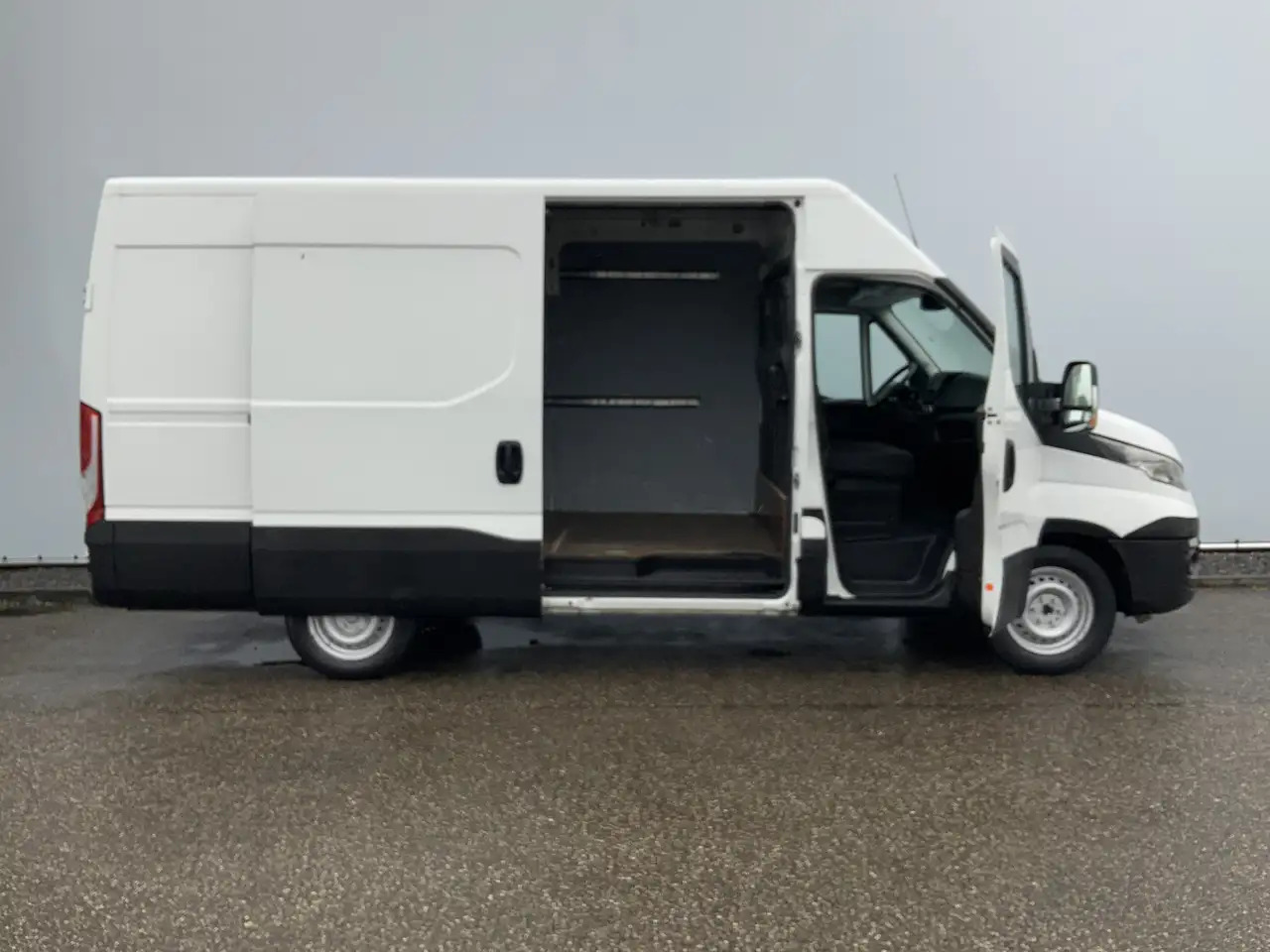 Iveco Daily 35S13V 2.3 352 H2 L3 Airco 3 Zits Opstap Euro 5 - Van panel: gambar 4 Iveco Daily 35S13V 2.3 352 H2 L3 Airco 3 Zits Opstap Euro 5 - Van panel: gambar 4