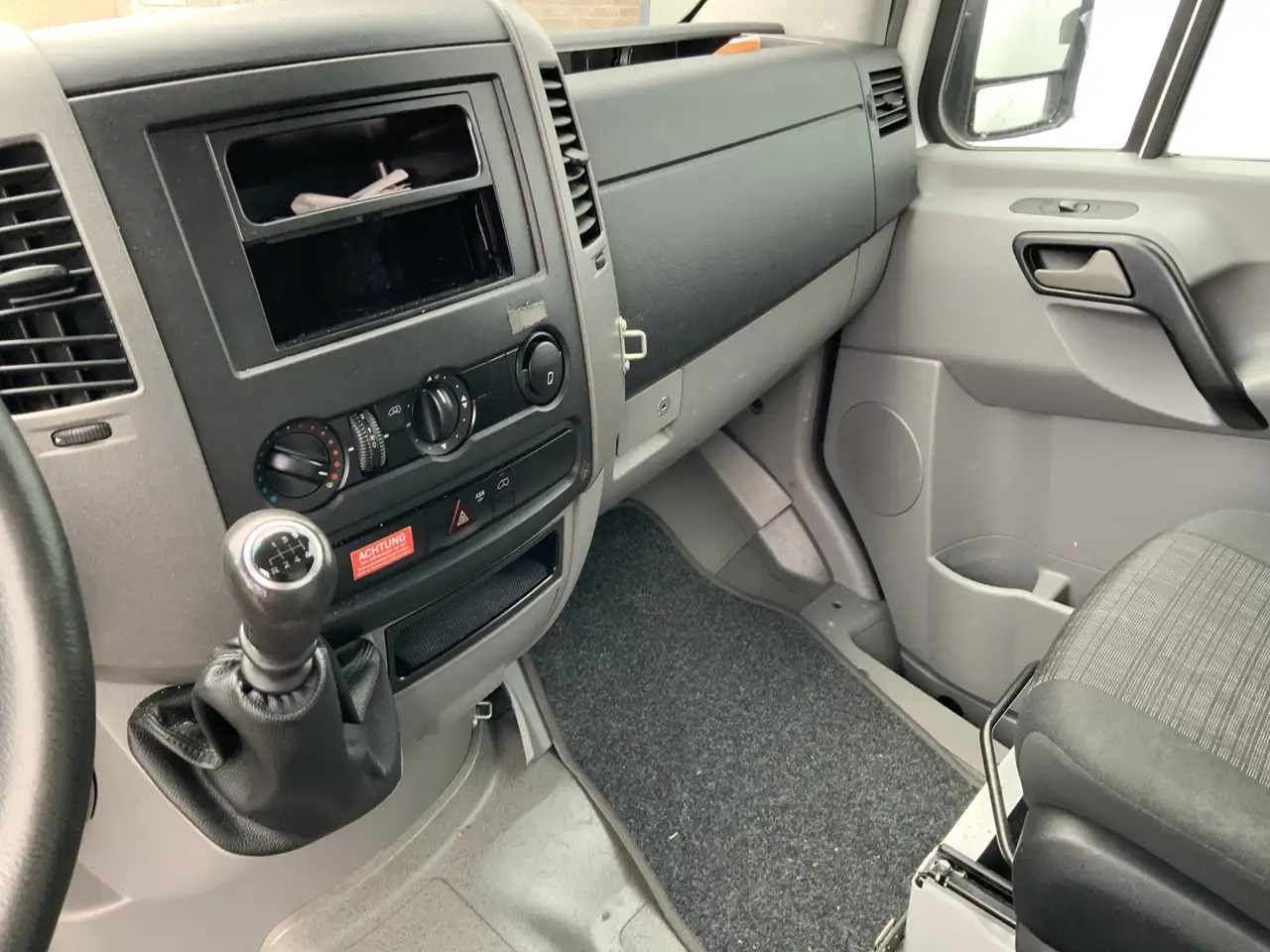 Mercedes-Benz Sprinter 310 2.2 CDI 366 ( Motor Defect ) Vries auto _40gr - Van berpendingin: gambar 4 Mercedes-Benz Sprinter 310 2.2 CDI 366 ( Motor Defect ) Vries auto _40gr - Van berpendingin: gambar 4