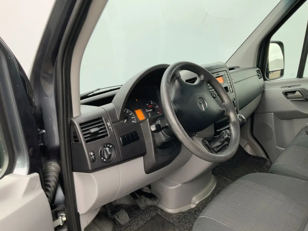 Mercedes-Benz Sprinter 311 2.2 CDI 366 L2H1 Airco 3 Zits Opstap& Trekhaak - Van panel: gambar 4 Mercedes-Benz Sprinter 311 2.2 CDI 366 L2H1 Airco 3 Zits Opstap& Trekhaak - Van panel: gambar 4