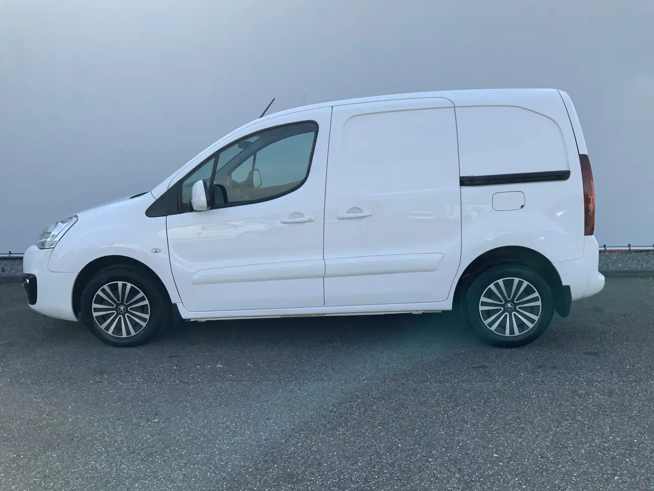 Peugeot Partner 122 1.6 BlueHDi Autom.100 L1 Premium S&S EXPORT!! - Van kecil: gambar 3 Peugeot Partner 122 1.6 BlueHDi Autom.100 L1 Premium S&S EXPORT!! - Van kecil: gambar 3