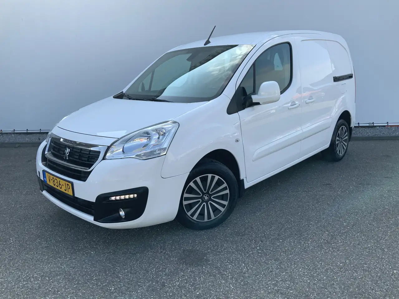 Peugeot Partner 122 1.6 BlueHDi Automaat hapert !!!100 L1 Premium - Van kecil: gambar 1 Peugeot Partner 122 1.6 BlueHDi Automaat hapert !!!100 L1 Premium - Van kecil: gambar 1